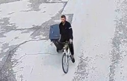 Камерите видяха: Кражба на пластмасова кофа за боклук 