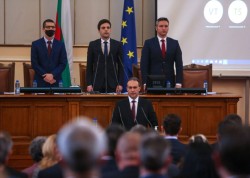 След два часа и половина яростни дебати Народното събрание прие оставката на Стефан Янев и избра за министър на отбраната Драгомир Заков.