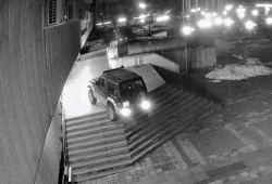 Шофьорът  на джипа, качил се по стълбите на Младежкия дом, се укрива