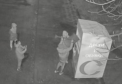 Камерите видяха: Малолетни нанасят щети върху контейнер за дрехи и автомобили