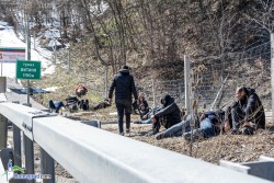 Заловиха 16 нелегални мигранти на АМ „Хемус“