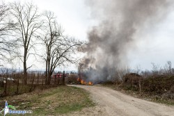 Горят автомобилни гуми в северната част на Ботевград