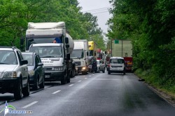 Аварирал ТИР затруднява движението по Е-79 през Копяновец