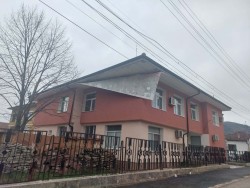 Отлепи се част от изолацията под покрива на кметството във Врачеш