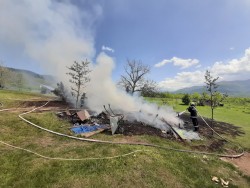 Изгоря двуетажна дървена вила в Трудовец
