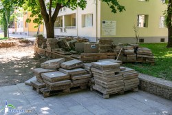 Гранитните плочи на пешеходното пространство на ул. “Стефан Караджа“ ще бъдат пренаредени  