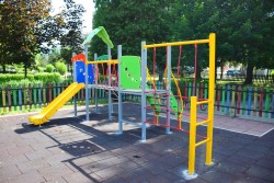 ОБЩИНАТА ОБНОВИ И РЕМОНТИРА НЯКОЛКО ДЕТСКИ ПЛОЩАДКИ В ЕТРОПОЛЕ