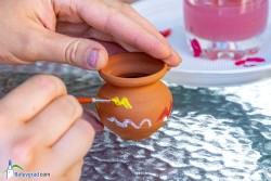 Деца рисуваха върху керамични съдове