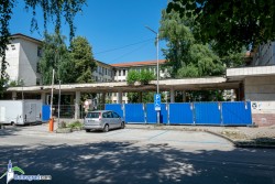 Започна ремонт на колонадата пред болницата. Централният вход на МБАЛ временно е преместен