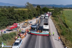 Протестиращи пътни строители блокираха Е-79 край Ботевград