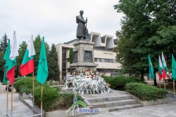 Камера и ново осветление на Войнишкия паметник в Ботевград