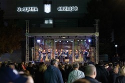 Под съпровода на Литаковската духова музика се извиха кръшни хора на площад "Алеко" в Свищов