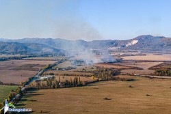Горят сухи треви в района на рибарниците край Скравена