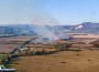 Горят сухи треви в района на рибарниците край Скравена