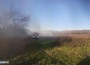 Горят сухи треви в района на рибарниците край Скравена