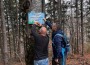 Табели с позитивни послания и указателни стрелки към връх Маняков камък