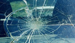 Скандал в Новачене завърши със счупено задно стъкло на автомобил и арест на 27-годишен