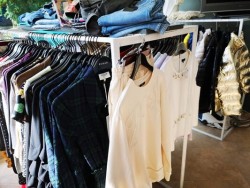 Множество дрехи от известни търговски марки без надлежни документи са иззети при акция на икономическа полиция в Ботевград