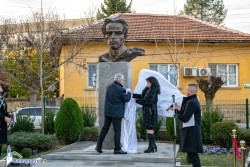 В двора на ОУ “Никола Вапцаров“ официално откриха бюст-паметник на неговия патрон