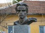В двора на ОУ “Никола Вапцаров“ официално откриха бюст-паметник на неговия патрон