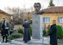 В двора на ОУ “Никола Вапцаров“ официално откриха бюст-паметник на неговия патрон
