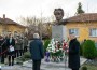 В двора на ОУ “Никола Вапцаров“ официално откриха бюст-паметник на неговия патрон