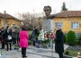 В двора на ОУ “Никола Вапцаров“ официално откриха бюст-паметник на неговия патрон