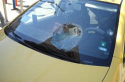37-годишен счупил предното стъкло на такси