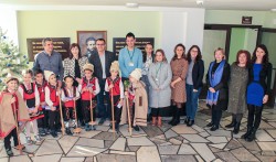 Коледари от ДГ „Славейче“ посетиха Община Ботевград