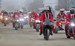 Мотористи в костюми на Дядо Коледа на 24 декември в Ботевград