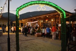 Коледен базар в Етрополе   