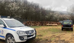 Наркотици, незаконно добита дървесина и дрехи с логото на защитени търговски марки са иззети при спецоперация в Ботевградско