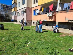 Десетки се включиха в инициативата на Коалиция ПП-ДБ за почистване на част от зелените площи в ж.к. „Саранск“