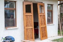 Поставят резбовани дъбови врати на Църква „Свети Свети Чудотворци Козма и Дамян” в Скравена