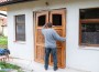Поставят резбовани дъбови врати на Църква „Свети Свети Чудотворци Козма и Дамян” в Скравена