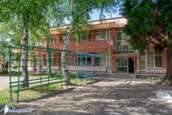 Обновяват дворните пространства на две детски градини в Ботевград