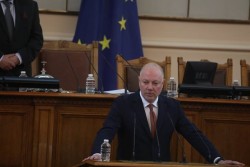 Без нито един глас "против" Росен Желязков стана председател на 49-ия парламент