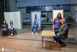 Младежки театър “Карнавал“ представя комедията “Сако от велур“ 