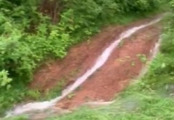 Вода се стича от гората над гробищния парк във Врачеш