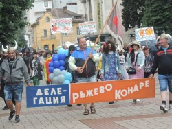 СЛЕД КАРНАВАЛНОТО ШЕСТВИЕ, ПРАЗНИКЪТ НА ЕТРОПОЛСКИТЕ ЗЕТЬОВЕ  ПРОДЪЛЖИ НА ЦЕНТРАЛНИЯ ПЛОЩАД