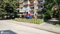 Монтираха съоръженията на новата детска площадка на ул. „Севаст Огнян“ №6