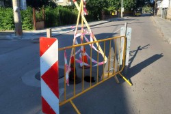 Кметът Гавалюгов коментира причината за зейналата дупка в участък на ремонтираната улица “Христо Ботев“