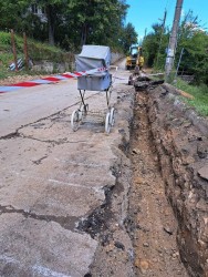58 см. асфалтова настилка в село Липница, полагана през 80-те години на миналия век
