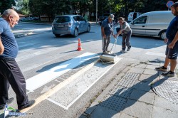 Подновяват покритието на пешеходните пътеки в Ботевград