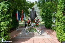 Десетки поднесоха цветя пред паметника на Тодор Живков в Правец
