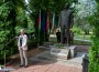 Десетки поднесоха цветя пред паметника на Тодор Живков в Правец