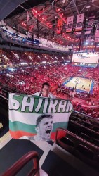 Знаме на Балкан в залата във Ванкувър в подкрепа на дебюта на Везенков в НБА