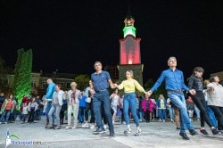 Десетки на площада, за да празнуват победата на Иван Гавалюгов на изборите
