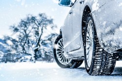 АПИ: Шофьорите, на които им предстои пътуване, да тръгват с готови за зимни условия автомобили
