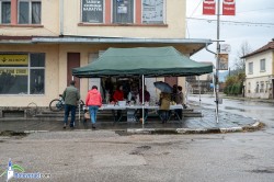 Благотворителен кулинарен базар с домашни вкусотии се провежда в Трудовец